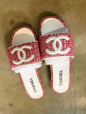 CHANEL Pink Tweed CC-Logo Slide Mules